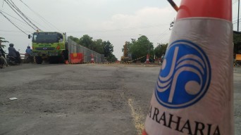 Kendaraan Besar Ngeyel Melintas Jembatan Lamongan, 3 Ambulans Terjebak Macet