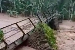 Banjir di Banyuwangi Juga Sebabkan Jembatan Penghubung Dua Dusun Terputus