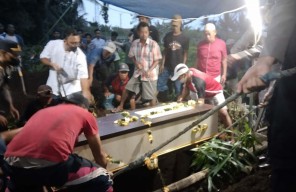 Perwira Polri yang Tewas Ditembak Tahanan Narkoba Dimakamkan di Malang
