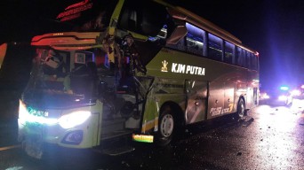 Begini Kronologi Bus Seruduk Truk di Tol Mojokerto-Jombang