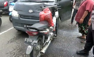 Gara-gara Jalan Berlubang di Jombang, Motor Ringsek Tabrak Pikap