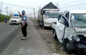 Suami Istri Tewas dalam Kecelakaan Pikap vs Truk di Manyar, Gresik