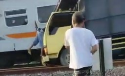 Kereta Api Seruduk Truk di Lamongan, Lokomotif Ringsek
