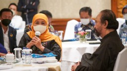 Di Hadapan Surya Paloh, Khofifah Pamer Penurunan Kemiskinan di Jatim