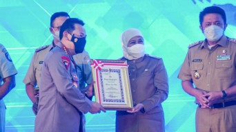Gubernur Jatim Khofifah Raih Anugerah ETLE Nasional Presisi dari Kapolri