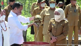 Gubernur Khofifah Satukan Tanah dan Air dari Bumi Majapahit di Kendi Nusantara