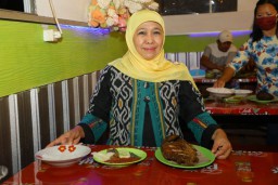 Khofifah Kepincut Lezatnya Ikan Asap Khas Dringu