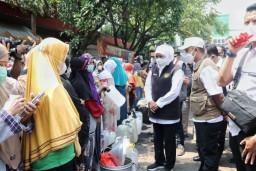 Disidak Khofifah, Pendistribusian Migor Curah di Pasuruan Diserbu Warga