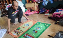 Berkah Jelang Ramadan, Bisnis Sajadah Karakter di Jombang Ramai Orderan