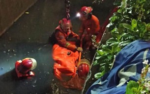 Tabrak Pembatas Jalan di Depan Mapolda Jatim, Driver Ojek Online Tewas