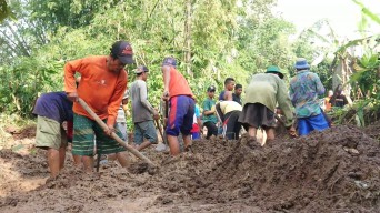 Jalan Desa di Tulungagung Tertutup Longsor, Warga Gotong-royong Membersihkan