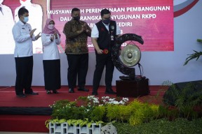 Mas Dhito Akan Bentuk Tim Khusus Tangani Jalan Kurang Layak