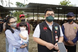 Mas Dhito Ajak Buah Hati Monitoring Program Pengembangan Korporasi Sapi