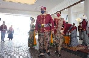 Mas Dhito Jadikan Pakaian Khas Kediri Sebagai Seragam Dinas Hari Kamis