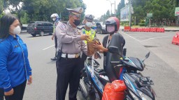 "Saya Kira Mau Ditilang, Malah Diberi Hadiah Minyak Goreng"