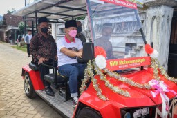 Mas Ipin Beli Mobil Listrik Karya Siswa SMK Trenggalek