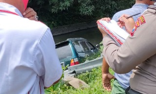 Sopir Mengantuk, Mobil di Jombang Nyelonong Nyungsep ke Sungai