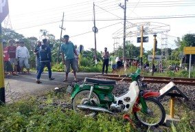 Motor Jadul Tersambar Kereta Api di Pasuruan, Pengendara Tewas