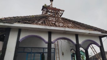 Foto: Kondisi Musala di Pasuruan Rusak Disambar Petir