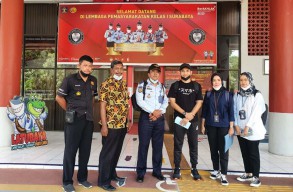Senyum Lebar Narapidana Kasus Terorisme asal Aceh saat Keluar dari Lapas Porong