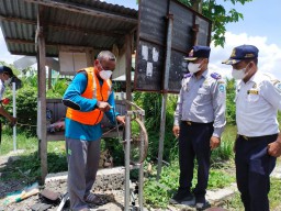 Unik, Warga Lamongan Manfaatkan Barang Bekas Ciptakan Palang Pintu KA