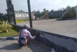 Usai Viral, Vandalisme di Alun-alun Jombang Dibersihkan