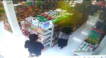 Sejoli Terekam CCTV Curi Minyak Goreng Disebut Terjadi di Kota Madiun