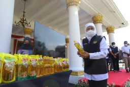 Atasi Kelangkaan, Pemprov Jatim Guyur 2,7 Juta Liter Minyak Goreng