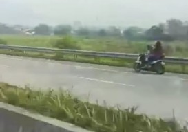 Emak-emak Kendarai Motor Terobos Tol Singosari Malang Viral di Medsos