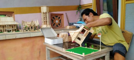 Musisi Dangdut di Jombang Raup Cuan Usai Banting Setir Jadi Perajin Miniatur