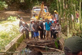 Jembatan di Pujon Ambrol, Pikap Terperosok, 2 Orang Terluka