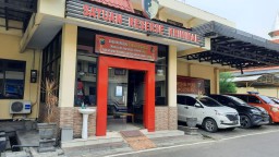 Gerombolan Pemotor Berkostum Hitam Acungkan Sajam di Mojokerto Diringkus