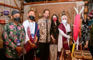 Presiden Jokowi Puji Kerajinan Sabut Kelapa Kabupaten Kediri di Pameran Inacraft