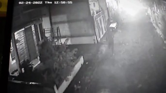Mobil Innova Milik Warga Gresik Dibakar Pria Tak Dikenal, Aksinya Terekam CCTV