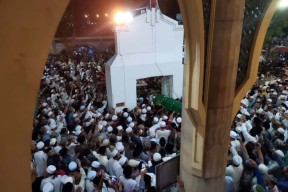 KH Mukhtar Jamil Gresik Tutup Usia, Ribuan Orang Hadiri Pemakaman