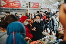 Pantau Harga Sembako di Pasar Tambahrejo Surabaya, Puan Borong Nogosari