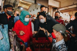 Dihadiahi Tas Karya Difabel di Pasar Tambahrejo Surabaya, Puan Maharani Takjub