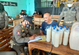 Razia Tempat Hiburan Malam, Satpol PP Lamongan Sita Ratusan Liter Miras