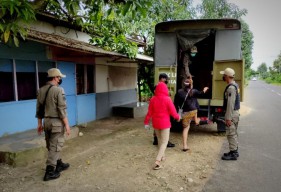 Sisir Gresik Utara, Satpol PP Amankan Pasangan Mesum di Warkop