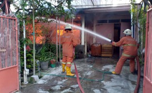 Api Meletup Saat Penghuni Memasak, Rumah di Surabaya Terbakar