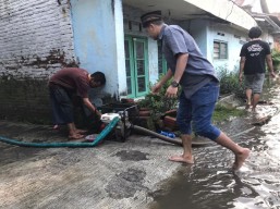 Bosan Tunggu Solusi Pemerintah, Warga Waru Inisiatif Sedot Genangan Banjir