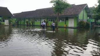 Sekolah Tergenang Banjir, Siswa SMPN 3 Tulungagung Belajar Secara Online