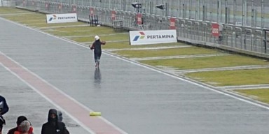 Pilihan Pembaca: Pawang Hujan di MotoGP, Bus Terobos Tenda Hajatan, Curi Cabai