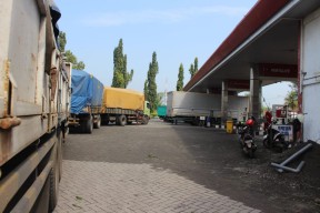 Solar di Jombang Langka, Sopir Truk Kebingungan
