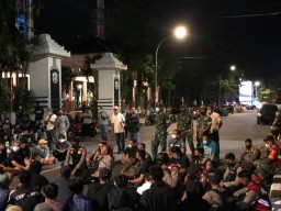 Ini Tiga Tuntutan Suporter Persela yang Geruduk Rumdin Bupati