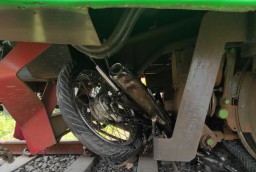Perempuan Sidoarjo Tewas Tertabrak Kereta Api Jenggolo, Warga Geram