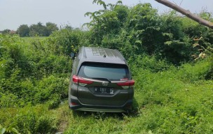 Pengemudi Diduga Mengantuk, Terios Nyelonong ke Parit Tol Waru
