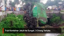Video: Truk Kontainer Jatuh ke Sungai, 3 Orang Terluka