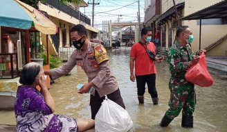 TNI-Polri Gercep Kirim Makanan untuk Warga Terdampak Banjir Driyorejo Gresik