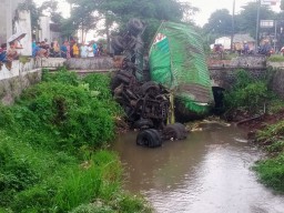 Polisi Beber Kronologi Truk Kontainer yang Tercebur Sungai Purwodadi Pasuruan
